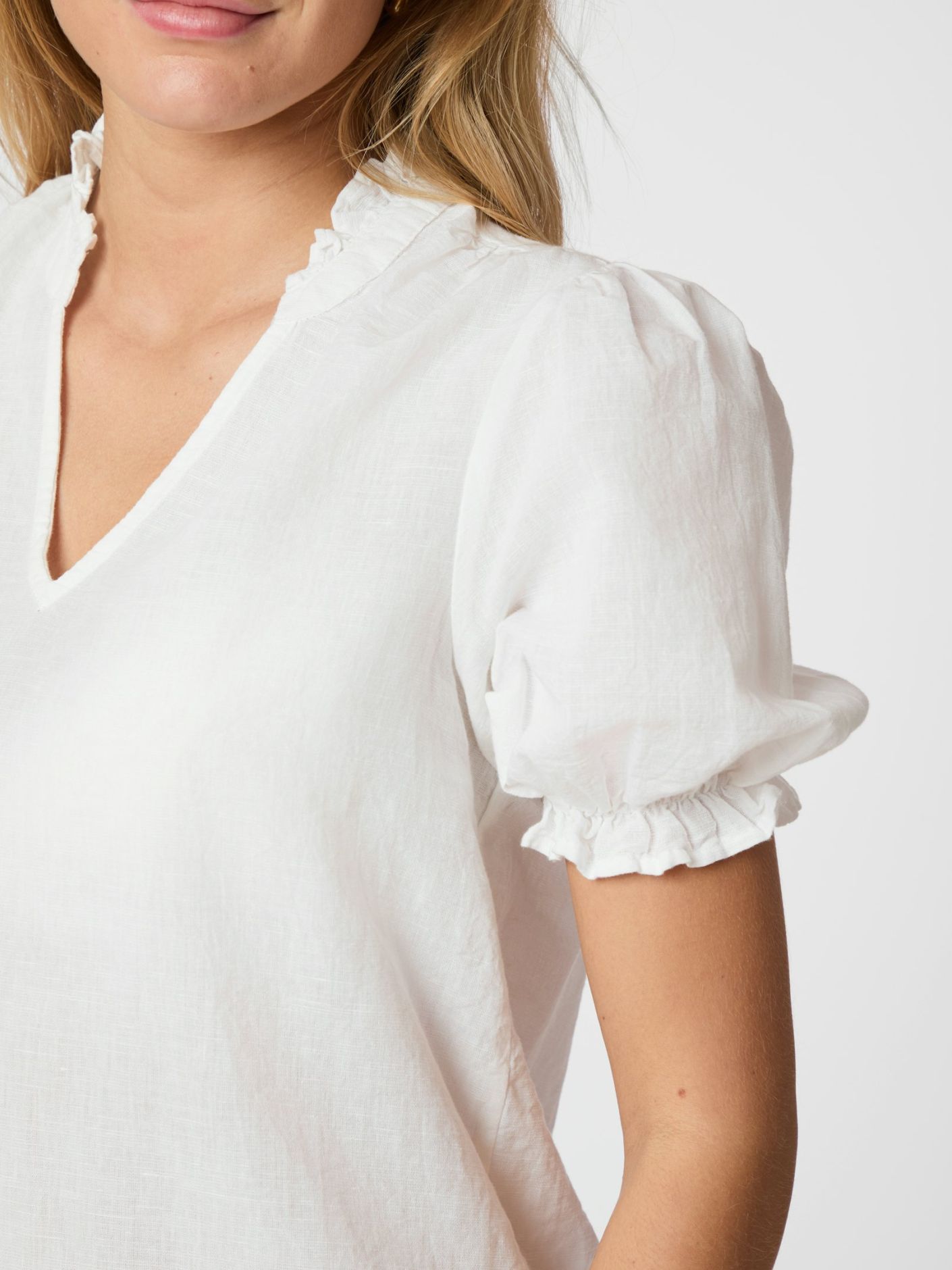 Neo Noir Odesa Linen Blouse - White